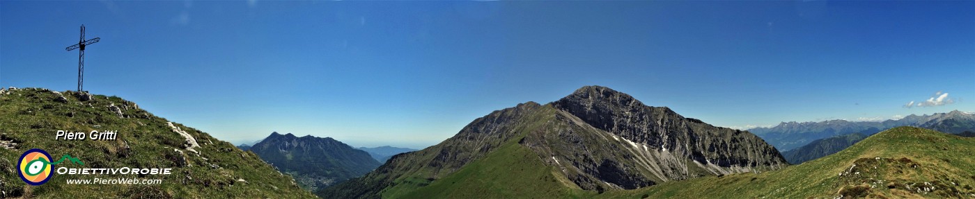 44 Dalla croce del Vindiolo vista verso il Passo del Vindiolo,  Il Pizzo a dx e Alben a sx.jpg